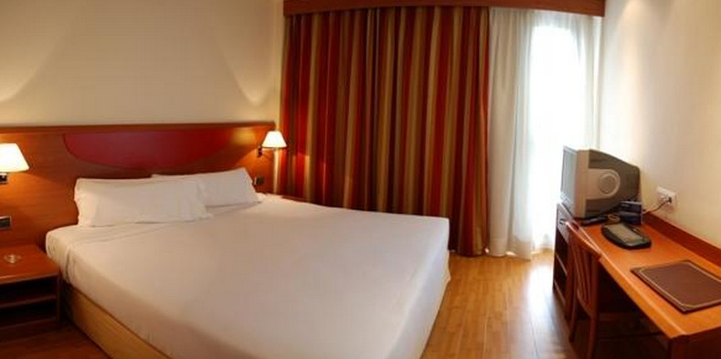 Alcala Plaza Hotel Alcala de Henares Exterior photo