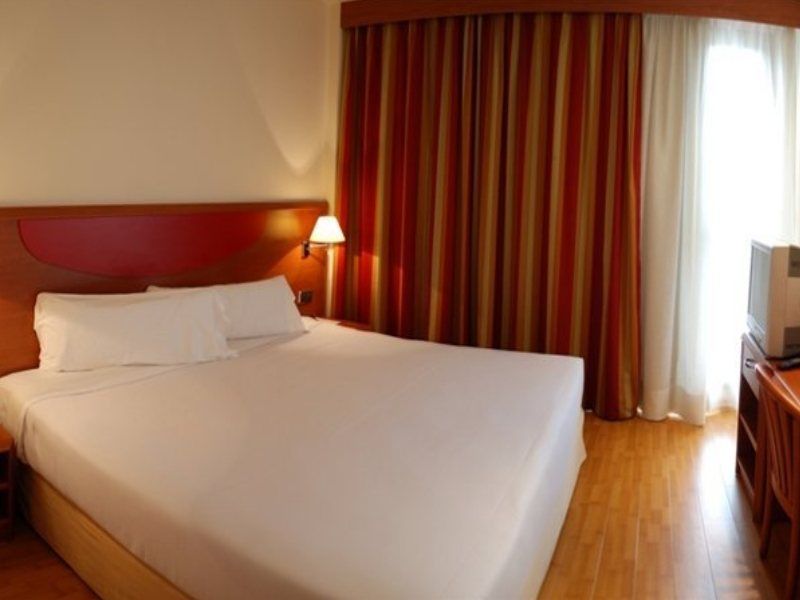 Alcala Plaza Hotel Alcala de Henares Exterior photo